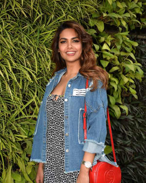 Photos: Esha Gupta Spotted At Charcoal Project | Picture 1567119