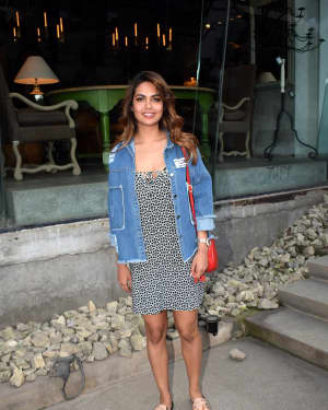 Photos: Esha Gupta Spotted At Charcoal Project | Picture 1567120