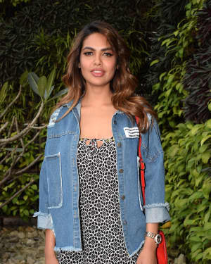 Photos: Esha Gupta Spotted At Charcoal Project | Picture 1567122