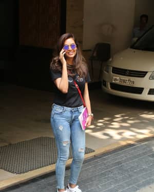 Photos: Actress Esha Gupta Spotted At Bandra | Picture 1567477