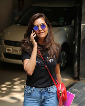 Photos: Actress Esha Gupta Spotted At Bandra | Picture 1567478