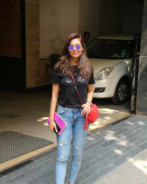 Photos: Actress Esha Gupta Spotted At Bandra | Picture 1567481