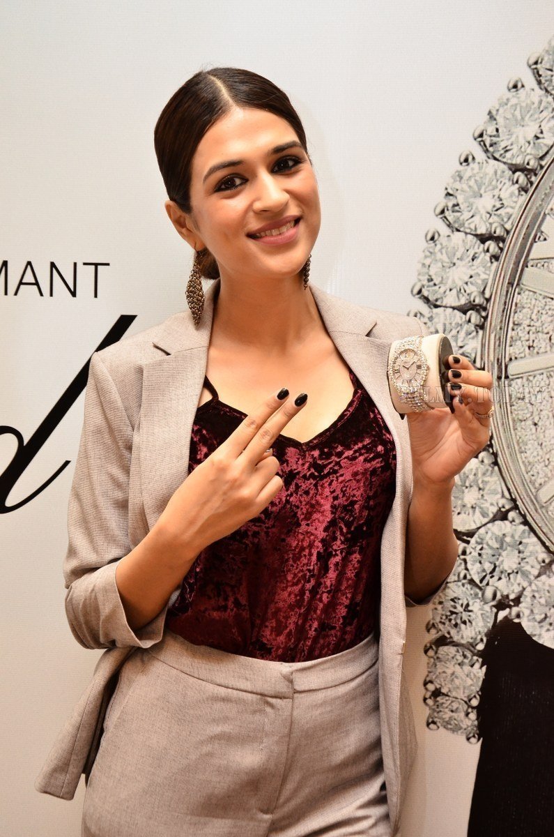 Photos: Actress Shraddha Das during Launch Of Chopard L'Heure Du Diamant 2.6 Crore Watch | Picture 1568198