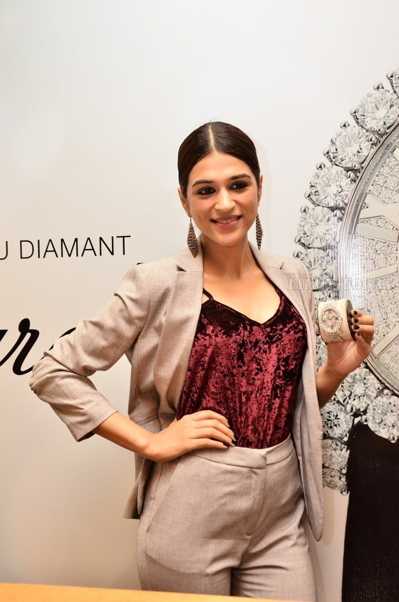 Photos: Actress Shraddha Das during Launch Of Chopard L'Heure Du Diamant 2.6 Crore Watch | Picture 1568197