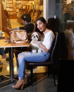 Photos: Sophie Choudry Spotted at Cafe Dbella Bandra | Picture 1557492