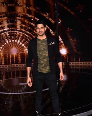 Photos: Sidharth Malhotra on the set of Indian Next Super Star | Picture 1557632