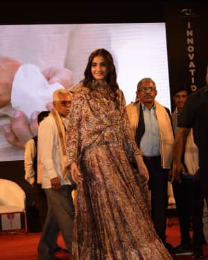 Sonam Kapoor Ahuja - Photos: Promotion Of Pad Man at Innovation Conclave | Picture 1559002