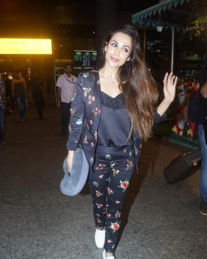 Malaika Arora Khan Spotted at Mumbai Airport Pics | Picture 1589371