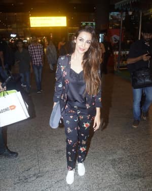 Malaika Arora Khan Spotted at Mumbai Airport Pics | Picture 1589370