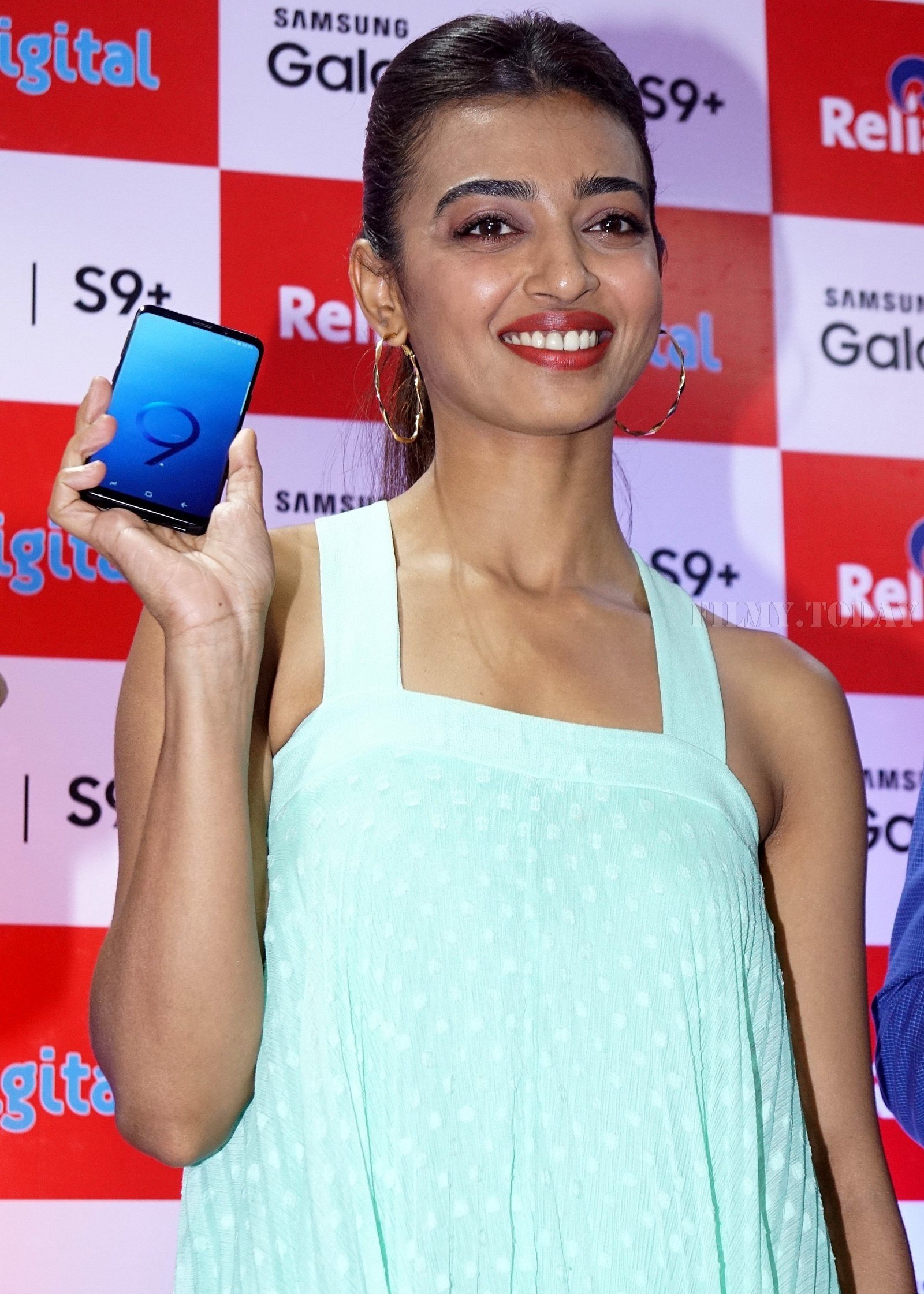 Photos: Radhika Apte Launches Buy Back Offer Of Samsung S9+ | Picture 1572791