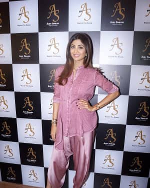 Photos: Shilpa Shetty Launches Her Makeup Artists Make Up Academy | Picture 1572766