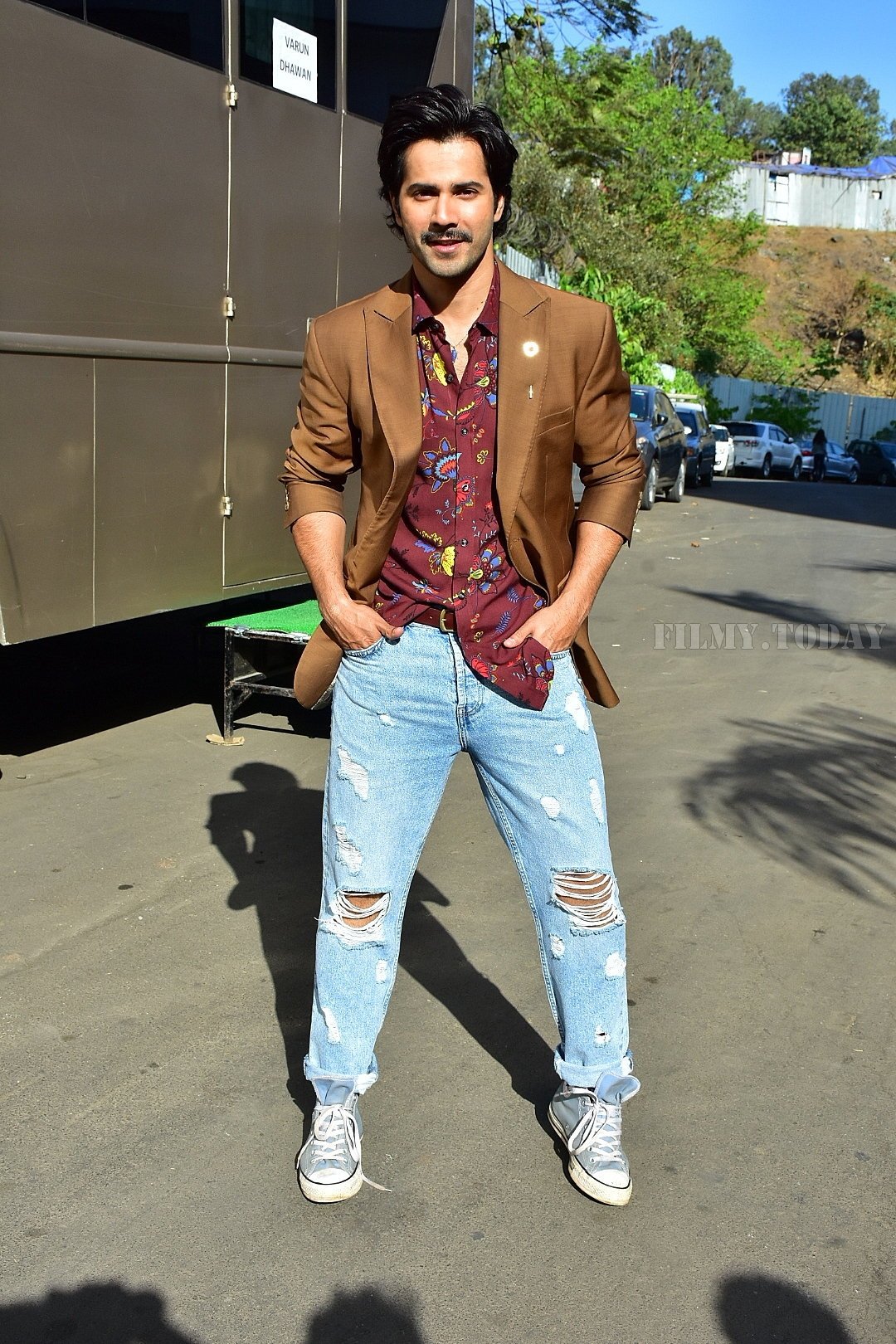 Photos: Varun Dhawan Promotes Film October At The Sets Of Super Dancer - Chapter 2 | Picture 1573497