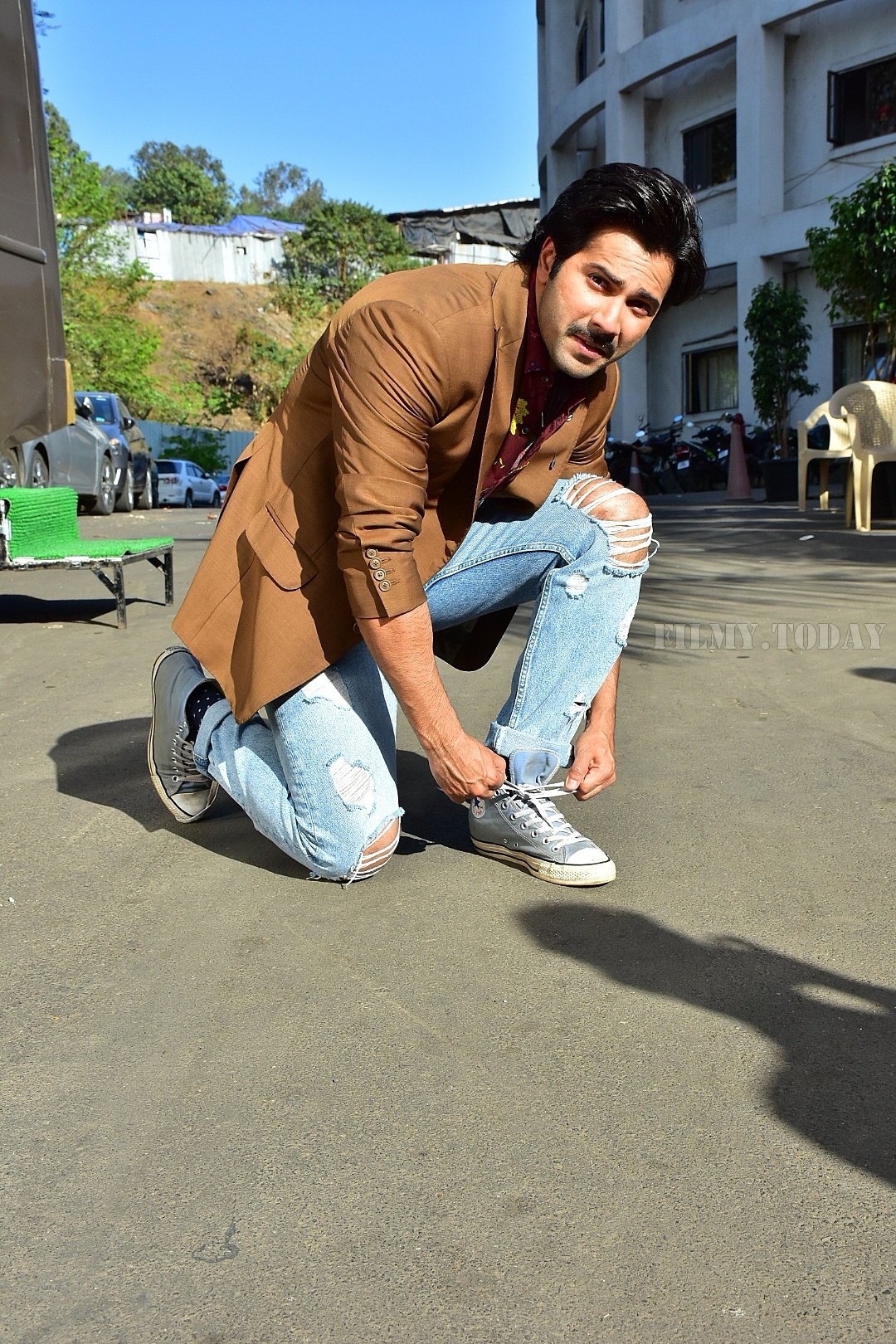 Photos: Varun Dhawan Promotes Film October At The Sets Of Super Dancer - Chapter 2 | Picture 1573502