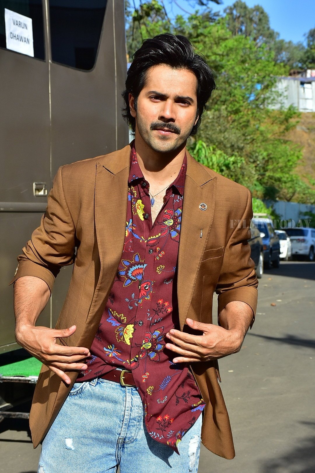 Photos: Varun Dhawan Promotes Film October At The Sets Of Super Dancer - Chapter 2 | Picture 1573505
