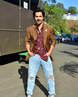 Photos: Varun Dhawan Promotes Film October At The Sets Of Super Dancer - Chapter 2 | Picture 1573497