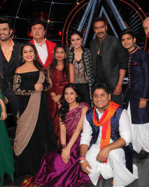 Photos: Ajay Devgan & Kajol on the sets of Indian Idol 10 at Yashraj Studios | Picture 1602243