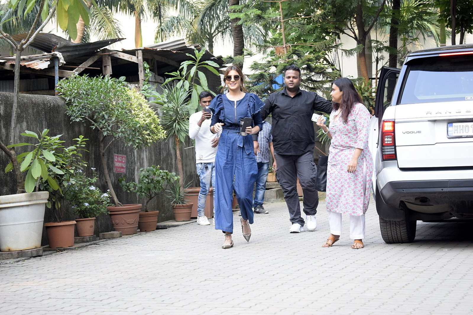 Photos: Anushka Sharma Spotted At Anand Rai's | Picture 1602485