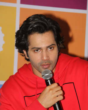 Photos: Varun Dhawan at the press conference of vivid shuffle hip hop dance competition | Picture 1606345