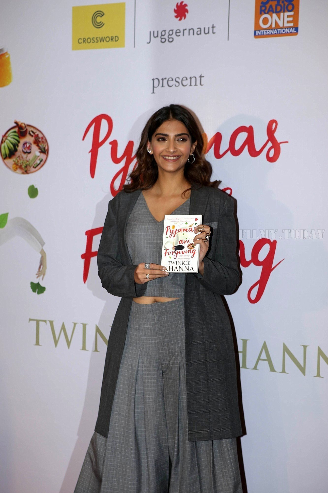 Photos: Sonam Kapoor at Twinkle Khanna's Book Pyjamas Are Forgiving Launch | Picture 1596447