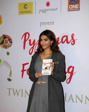 Photos: Sonam Kapoor at Twinkle Khanna's Book Pyjamas Are Forgiving Launch | Picture 1596446