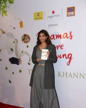 Photos: Sonam Kapoor at Twinkle Khanna's Book Pyjamas Are Forgiving Launch | Picture 1596444