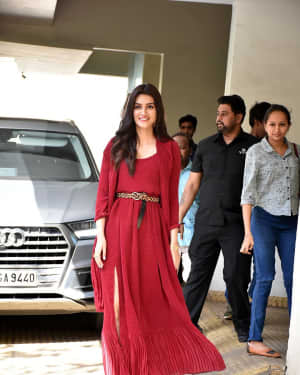 Photos: Kriti Sanon Spotted at Anupama Chopra's House | Picture 1625343