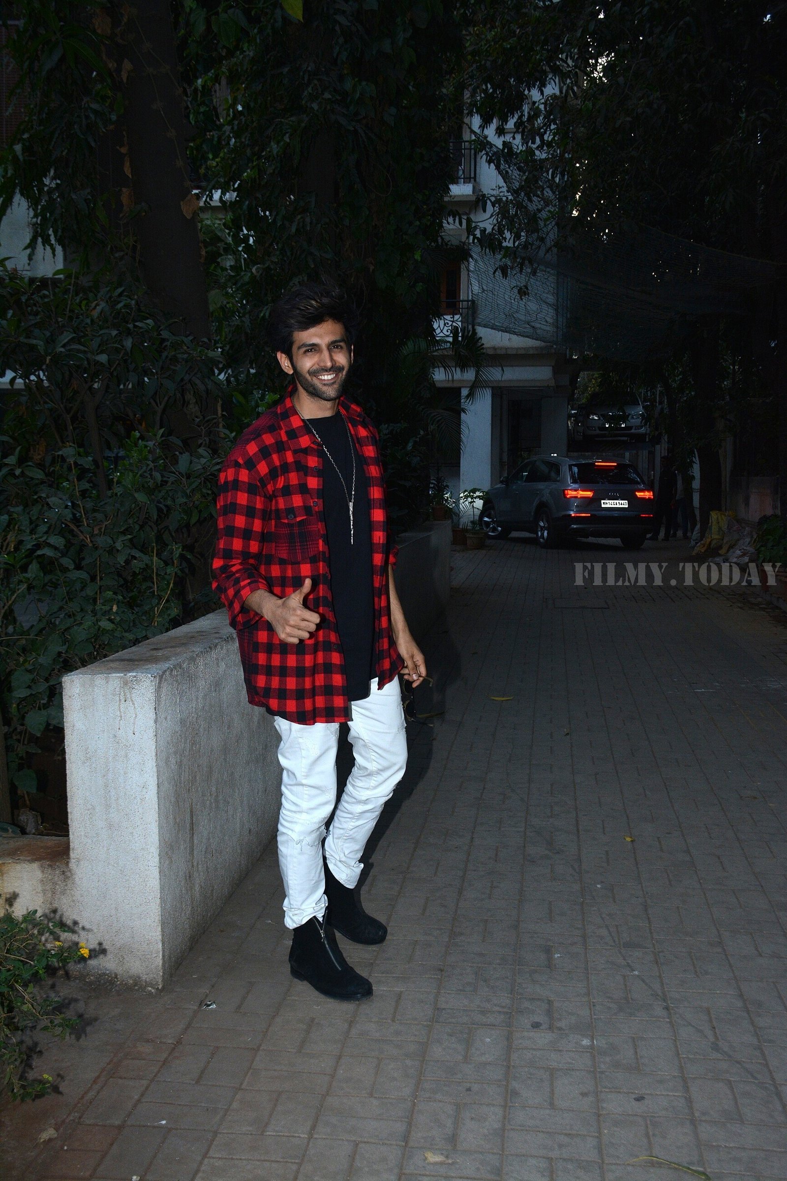 Kartik Aaryan - Photos: Luka Chuppi Cast Spotted at Macdock Office For Promotion Of The Film | Picture 1627927