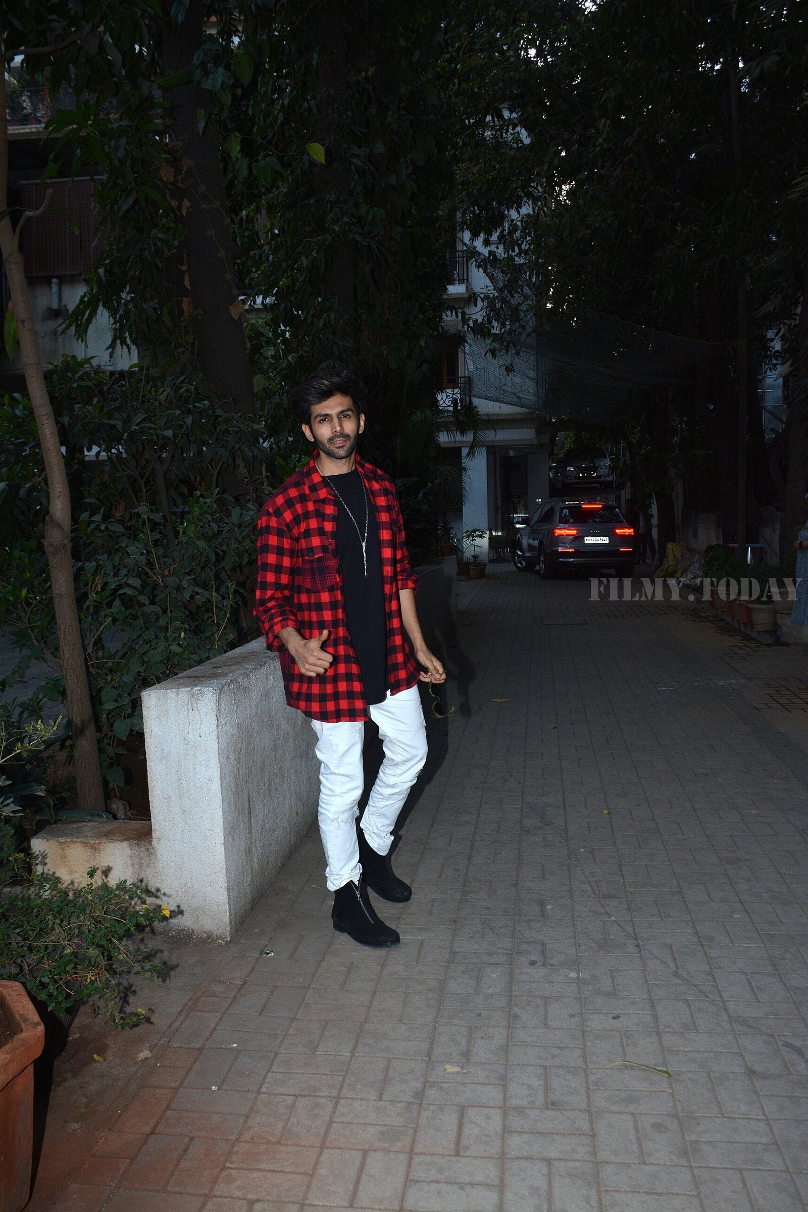 Kartik Aaryan - Photos: Luka Chuppi Cast Spotted at Macdock Office For Promotion Of The Film | Picture 1627926