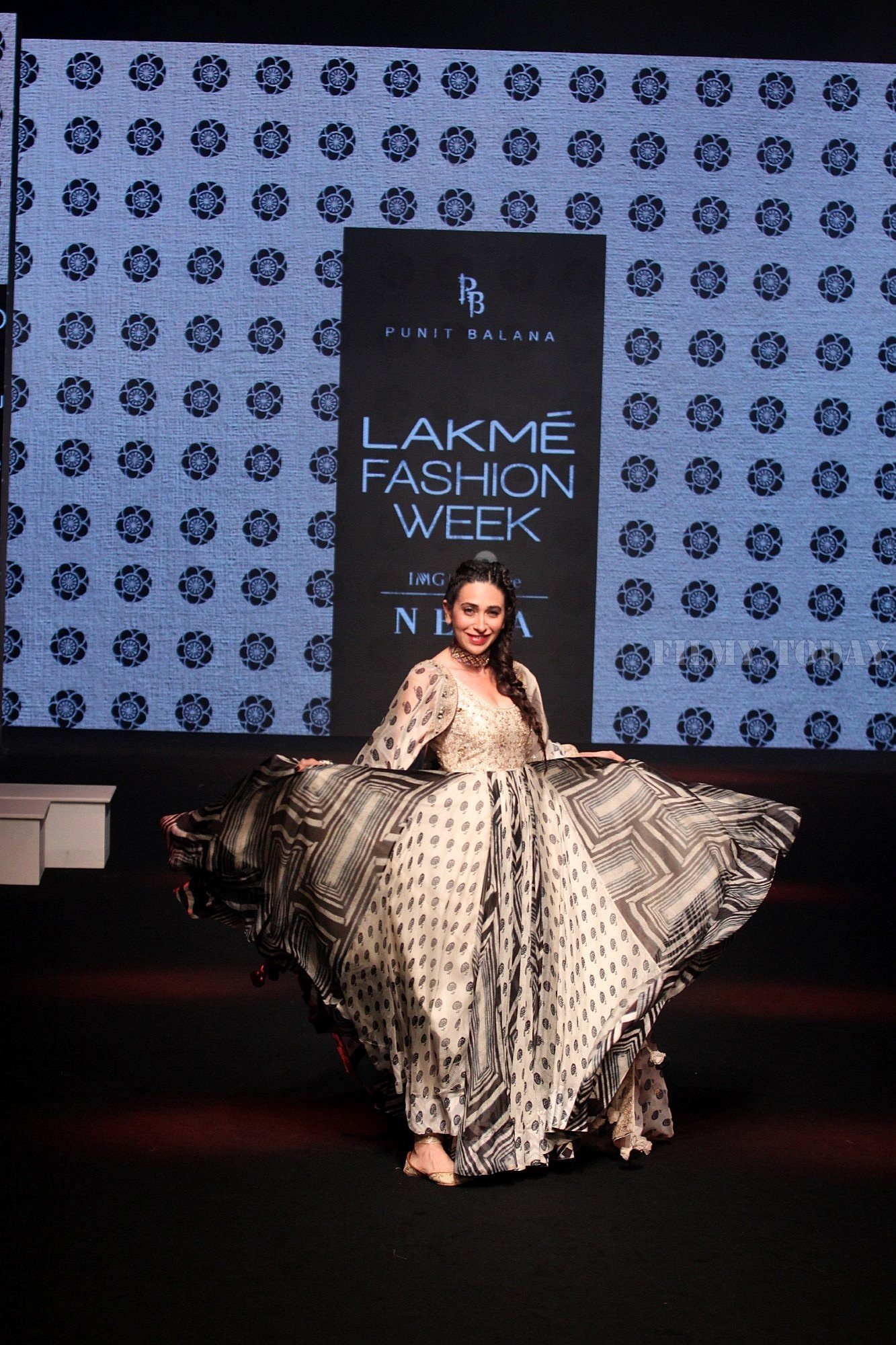 Karisma Kapoor - Photos: Celebs at Lakme Fashion Week Day 3 | Picture 1624758