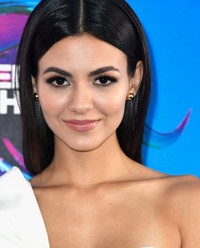 Victoria Justice - Teen Choice 2017 Awards in Los Angeles | Picture 1522879