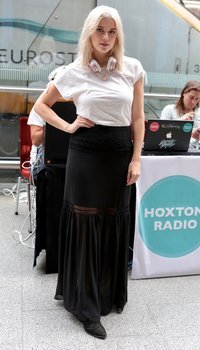 Ashley James at St Pancras Station | Picture 1513670