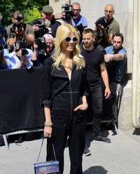 Claudia Schiffer - Chanel Show in Paris Fashion Week Haute Couture Fall/Winter 2017 | Picture 1514424