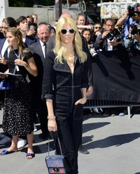 Claudia Schiffer - Chanel Show in Paris Fashion Week Haute Couture Fall/Winter 2017 | Picture 1514419
