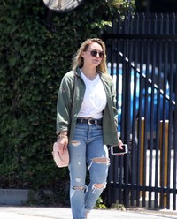 Hilary Duff arrives at a hair salon in Beverly Hills | Picture 1516015