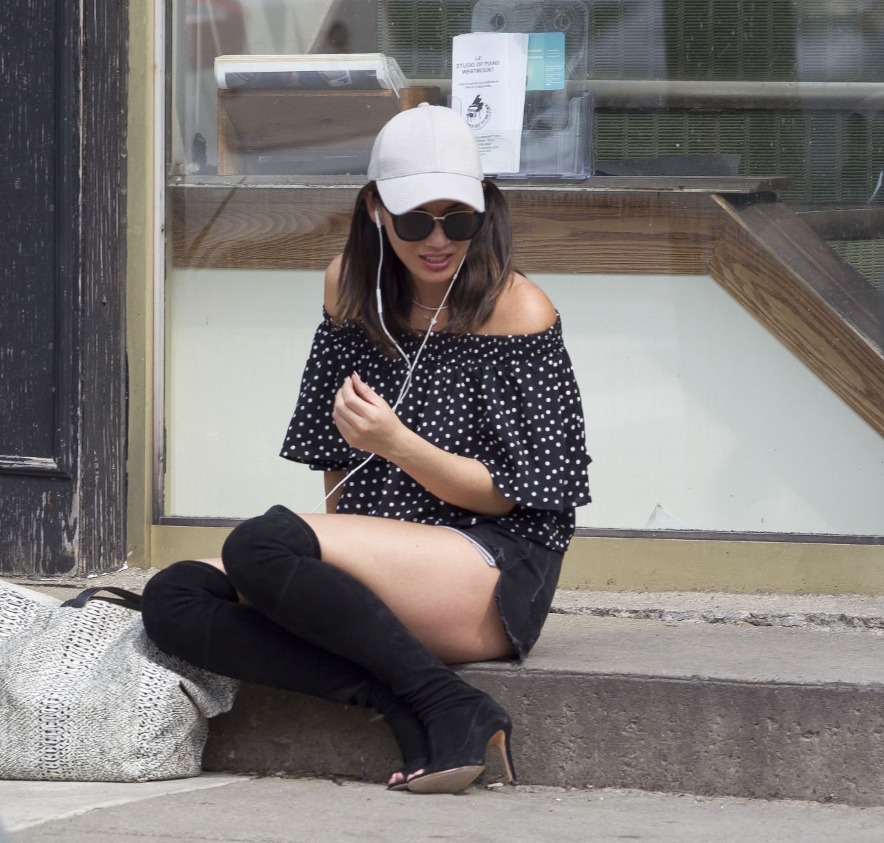 Olivia Munn Out and About in Toronto | Picture 1516358