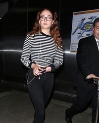 Sophie Turner arrives at Los Angeles International (LAX) Airport | Picture 1517270