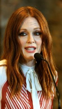 Julianne Moore Lights The Empire State Building To Honor National Gun Violence Awareness Day | Picture 1501770