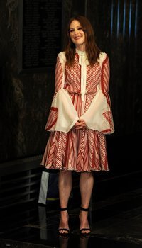 Julianne Moore Lights The Empire State Building To Honor National Gun Violence Awareness Day | Picture 1501769