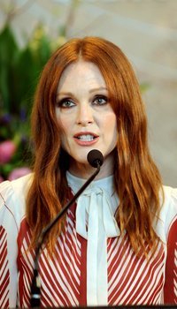 Julianne Moore Lights The Empire State Building To Honor National Gun Violence Awareness Day | Picture 1501771