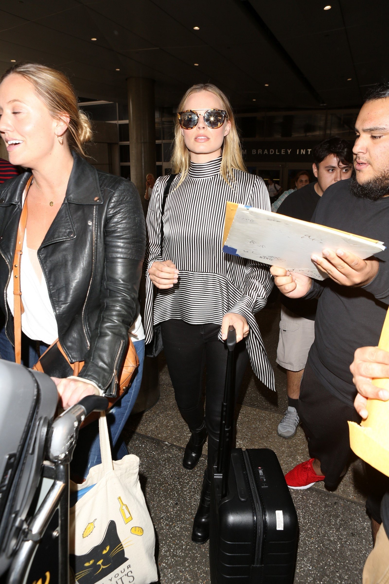 Margot Robbie arrives at LAX | Picture 1501903