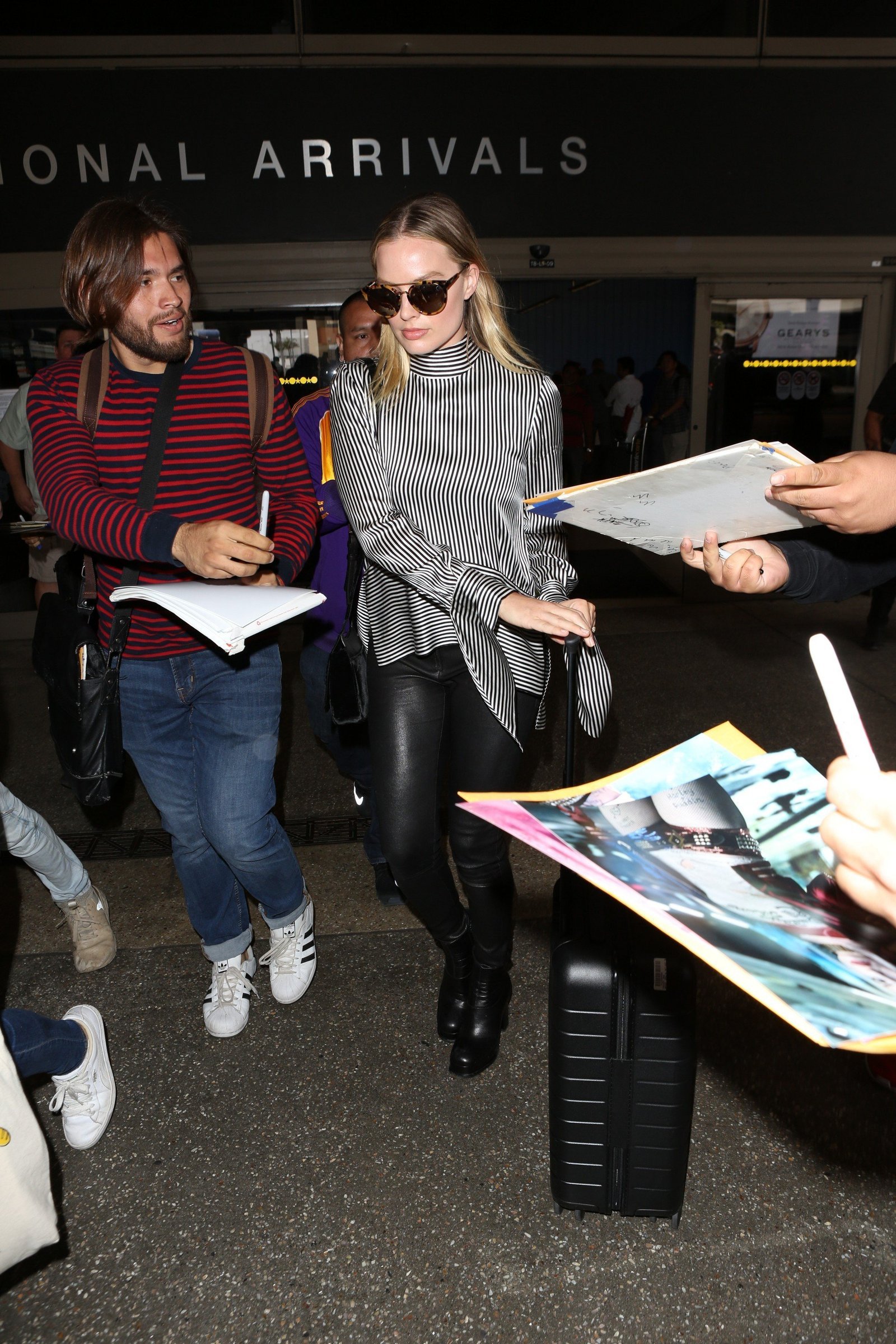 Margot Robbie arrives at LAX | Picture 1501902