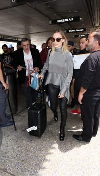 Margot Robbie arrives at LAX | Picture 1501904