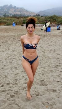 Blanca Blanco wears a bandeau bikini at Malibu beach | Picture 1503819