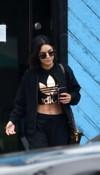 Vanessa Hudgens shows her abs | Picture 1504496