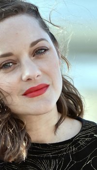 Marion Cotillard - Jury Photocall at 31st Cabourg Film Festival | Picture 1507274