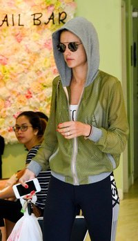 Alessandra Ambrosio Gets Her Nails Done | Picture 1509282