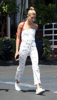 Hailey Baldwin leaves Fred Segal | Picture 1510531