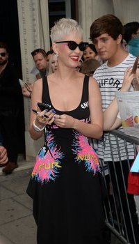 Katy Perry greets fans at Kiss FM Studios | Picture 1510480