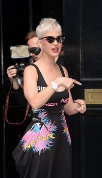 Katy Perry greets fans at Kiss FM Studios | Picture 1510478