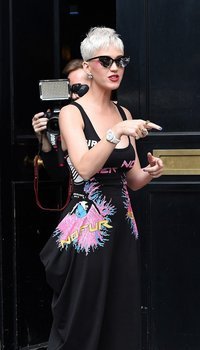 Katy Perry greets fans at Kiss FM Studios | Picture 1510469